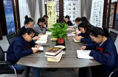 書香悅?cè)恕?閱讀越美麗——山東一滕集團(tuán)工會組織開展“書香三八”讀書活動