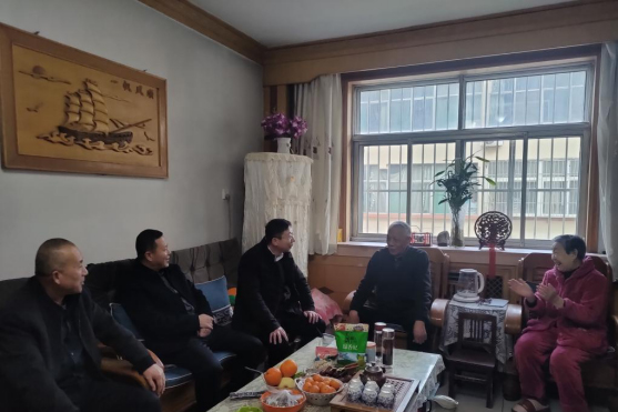 肥城一滕醫(yī)藥走訪慰問(wèn)退休老干部職工及高齡老人